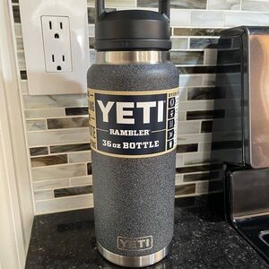 Yeti Rambler 36oz Bottle - Blackstone
